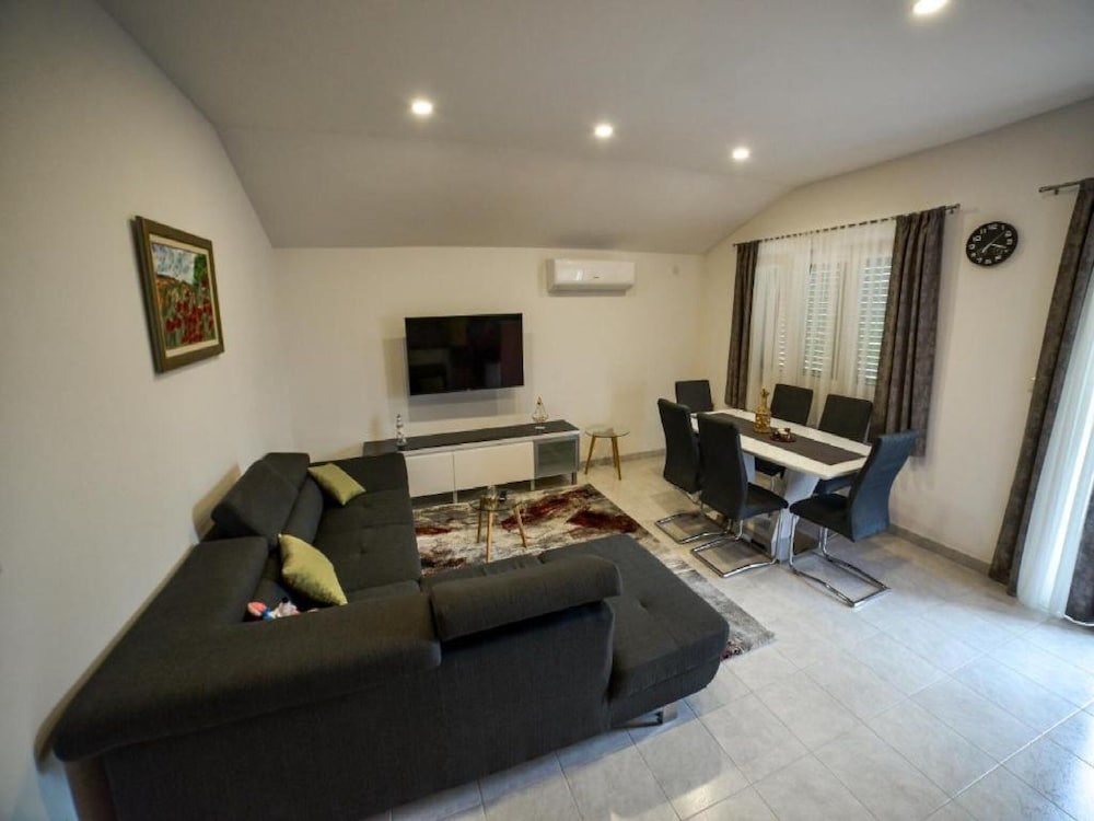 House (Six Bedroom Holiday Home With Terrace) photo 3