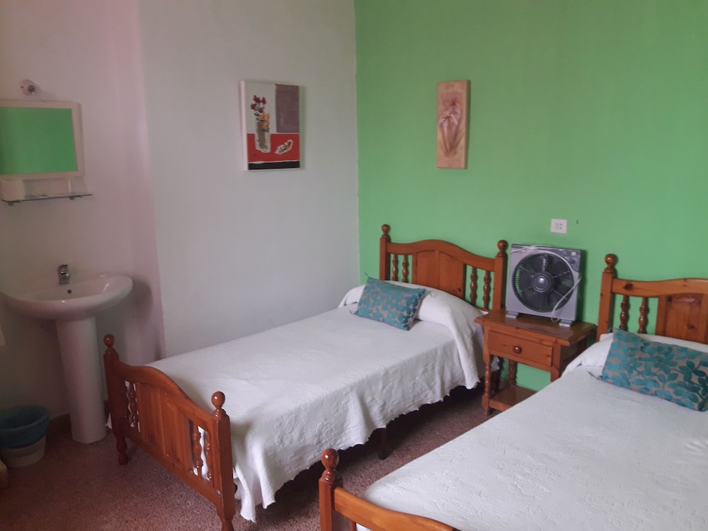 Twin Room, 2 Twin Beds, Shared Bathroom