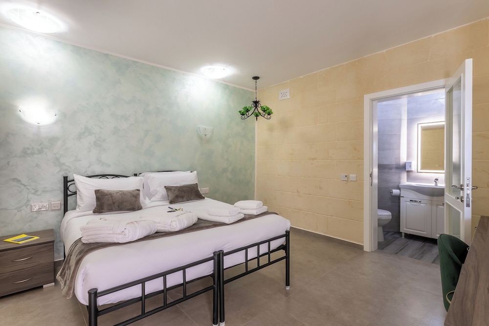 Family Studio, Sea View (Ta'Battista B&B with pool Ix-Xwejni)