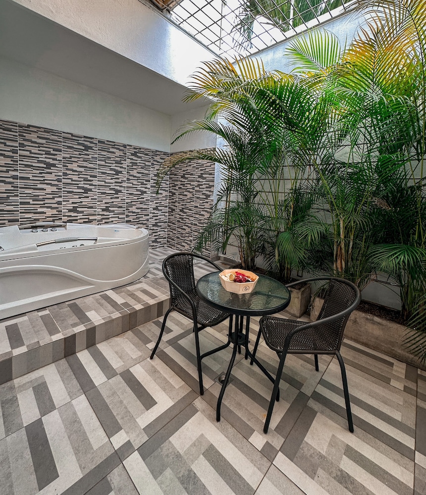 Superior with Jacuzzi - Photo 8
