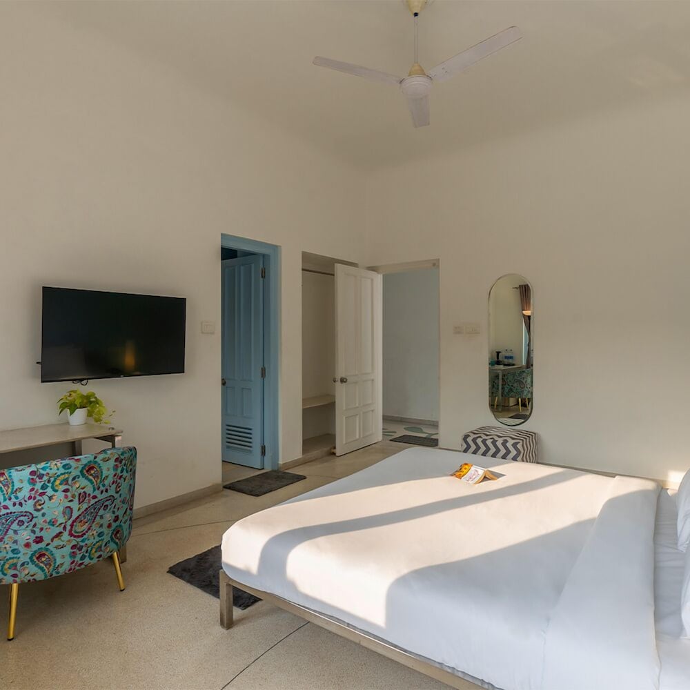 Superior Room with Balcony - Photo 3