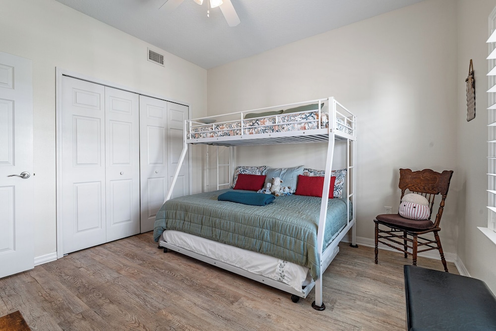 Sunny 3BR Condo Steps to Beach Pool NSB FL, 사진 30