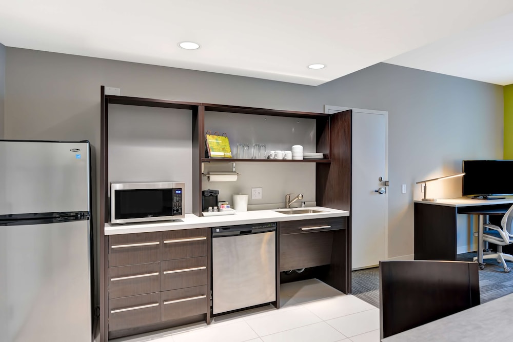 Suite, 1 King Bed, Accessible, Bathtub photo 3