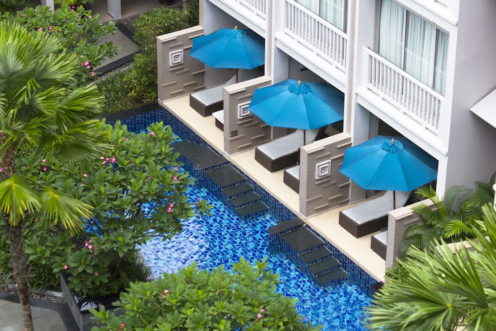 Deluxe Room, 1 King Bed, Pool Access photo 2