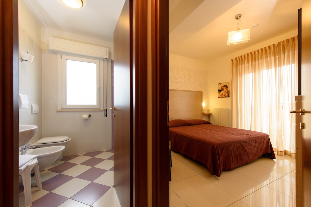 Economy Double Room photo 3