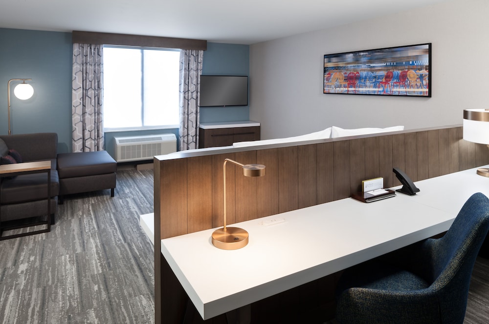 Deluxe Room, 1 King Bed, Accessible (Hearing) - Photo 2