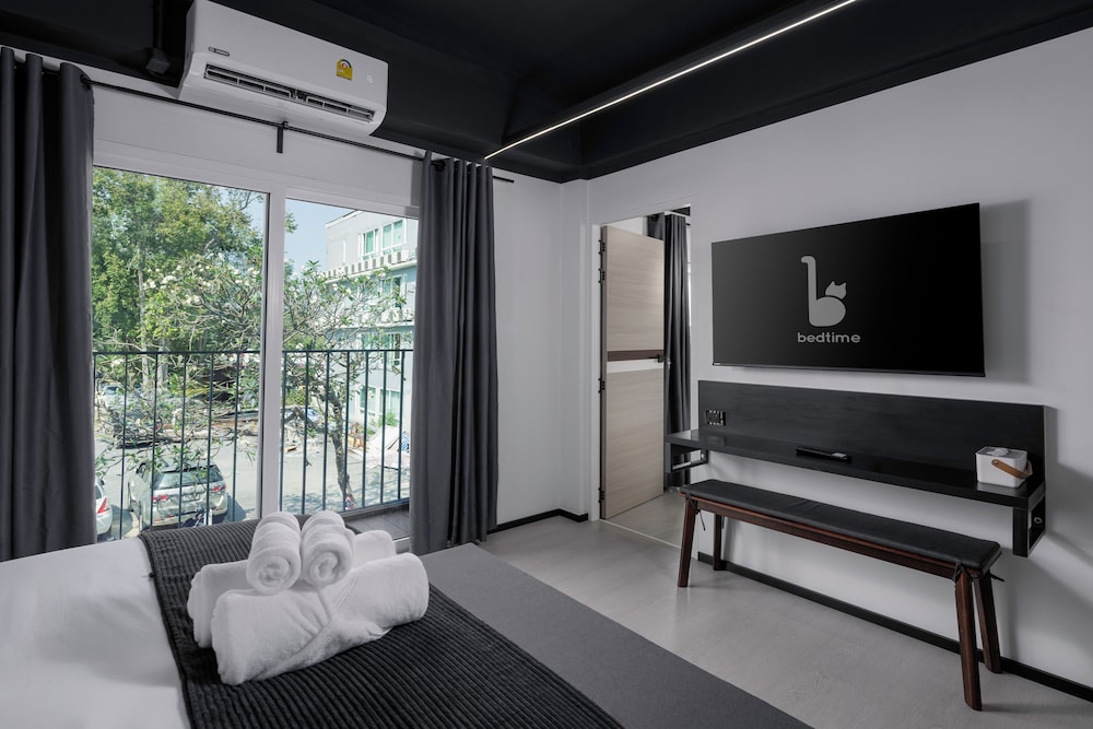 Family Room, Balcony, Garden View - Photo 7