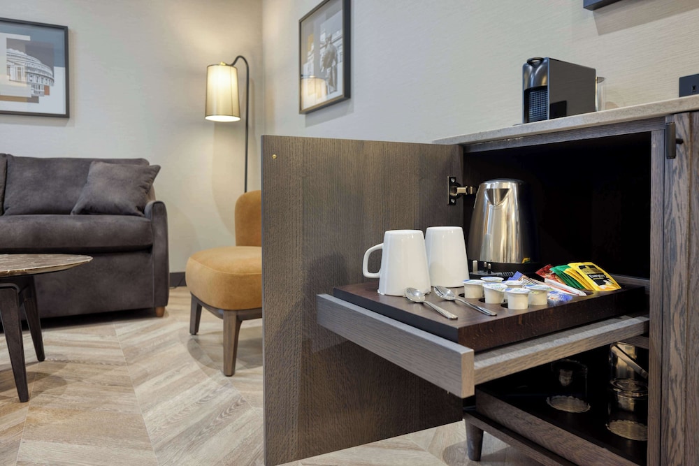 Suite, 1 King Bed thumbnail 6