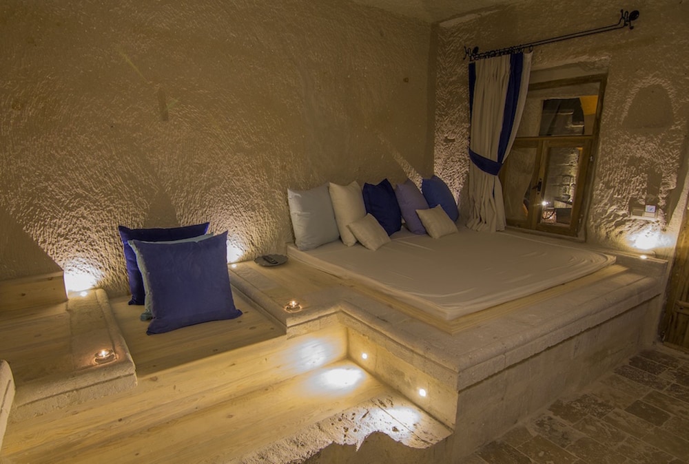 Honeymoon Deluxe Cave Suite photo 2