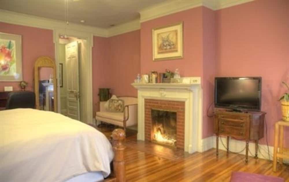 Deluxe Room, 1 King Bed, Fireplace photo 2