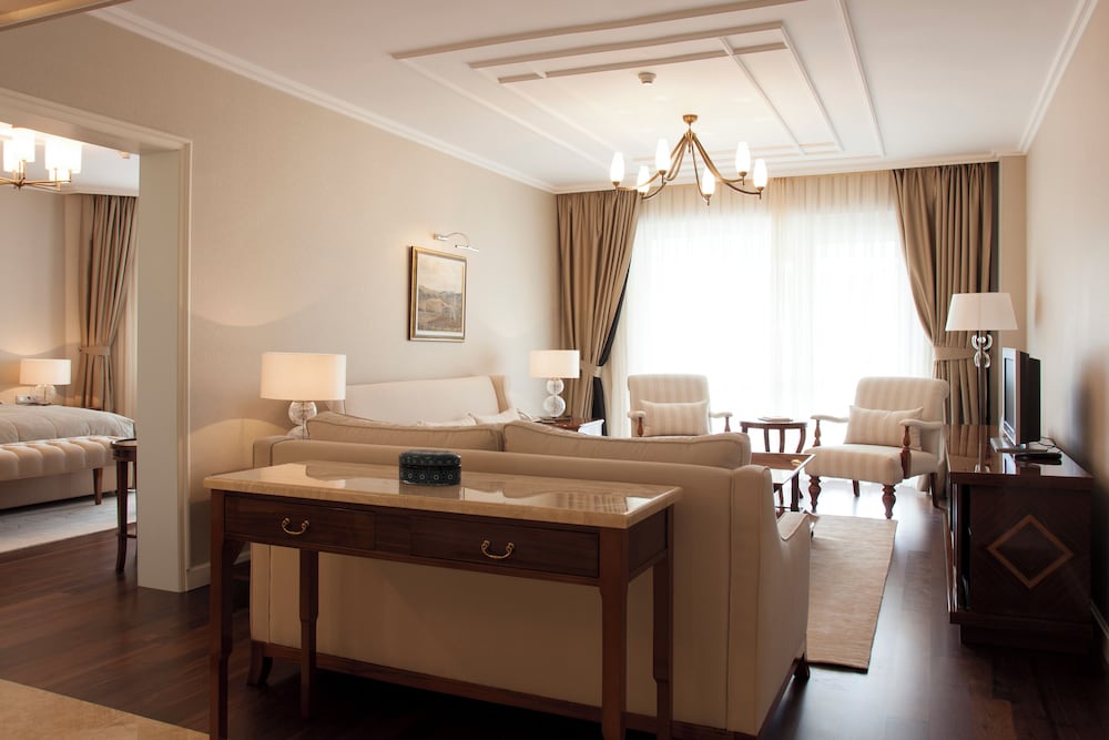 Corner Suite - Photo 1
