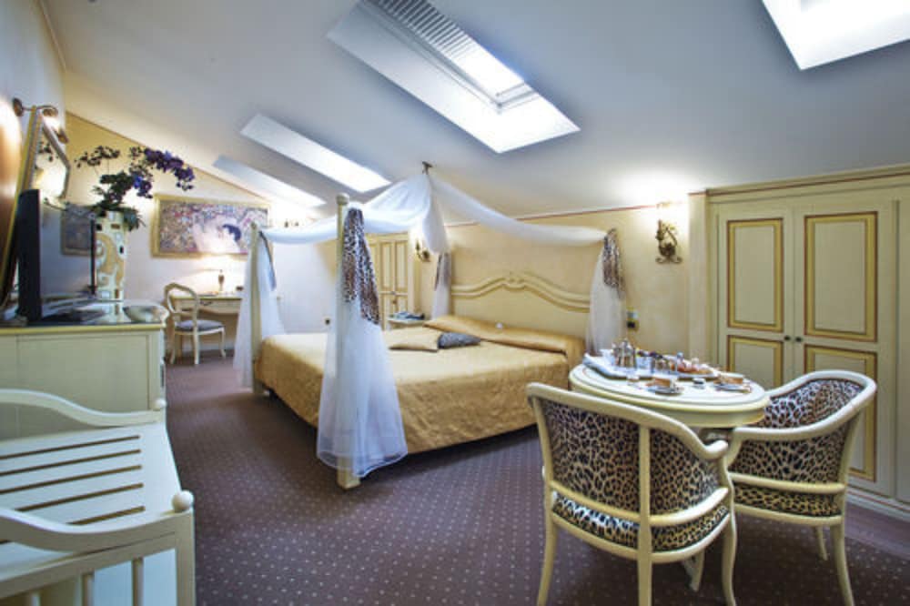 Senior Suite Attic with Velux windows - Photo 4
