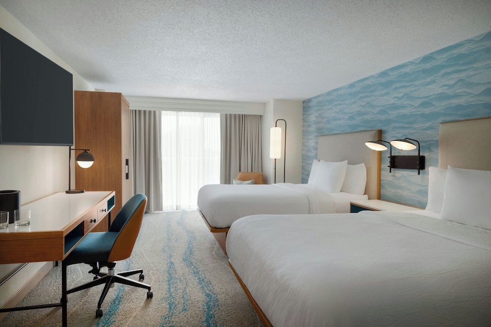 Room, 2 Queen Beds, Partial Ocean View - Photo 1