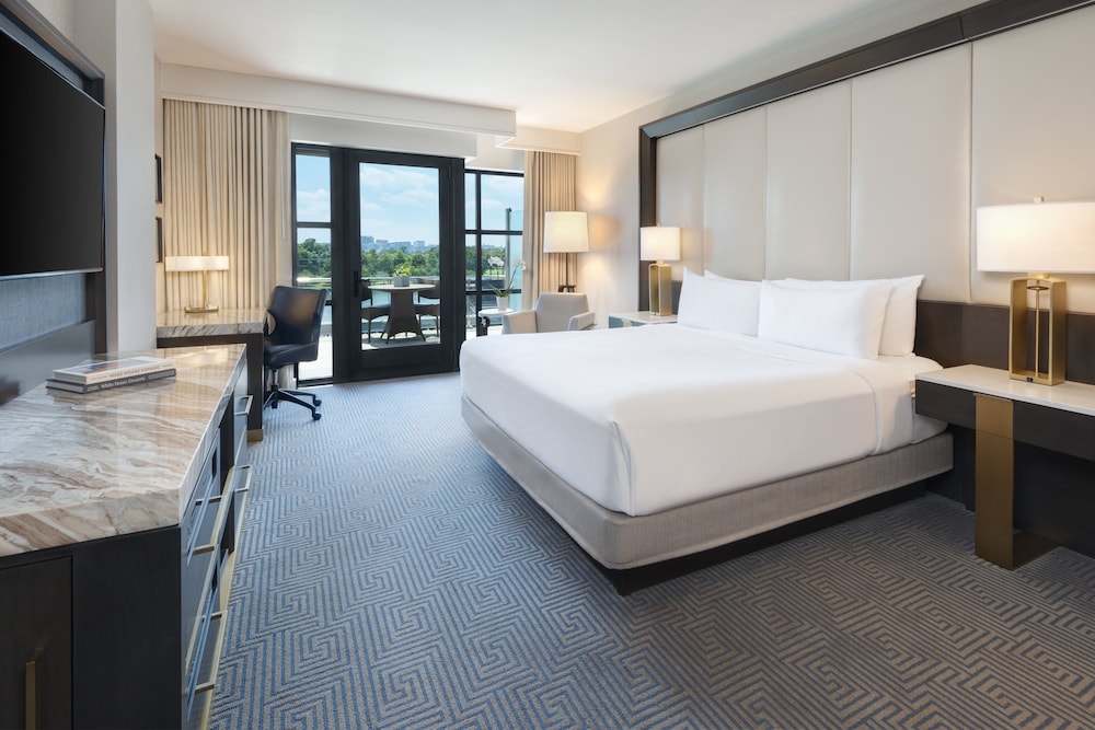 Premium Room, 1 King Bed, Transfer Shower, Non Smoking (Mobility Accessible)