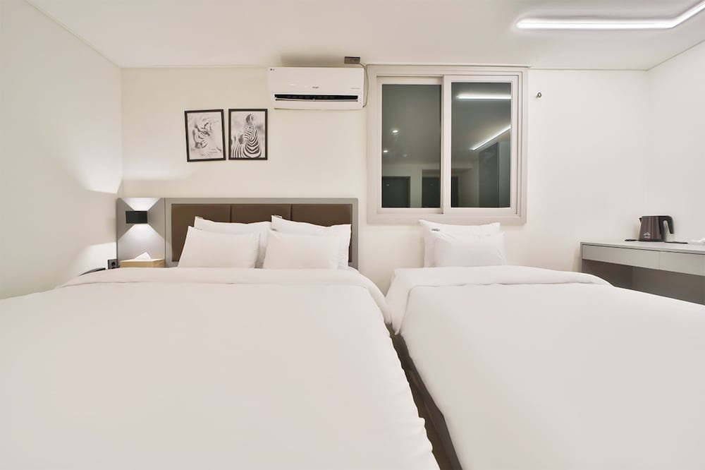 Premier Twin Room - Photo 3