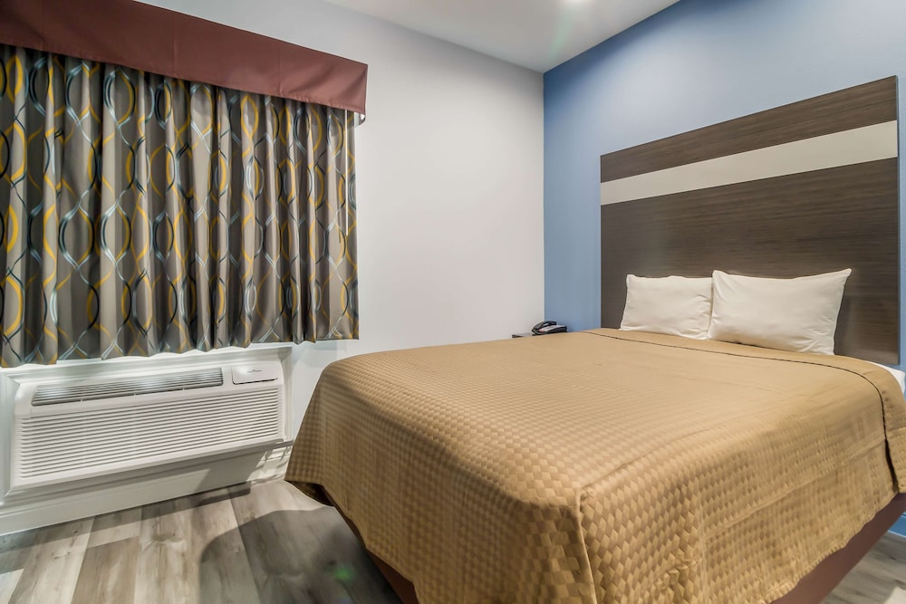 Standard Room, 1 King Bed, Non Smoking, Kitchenette - Photo 4