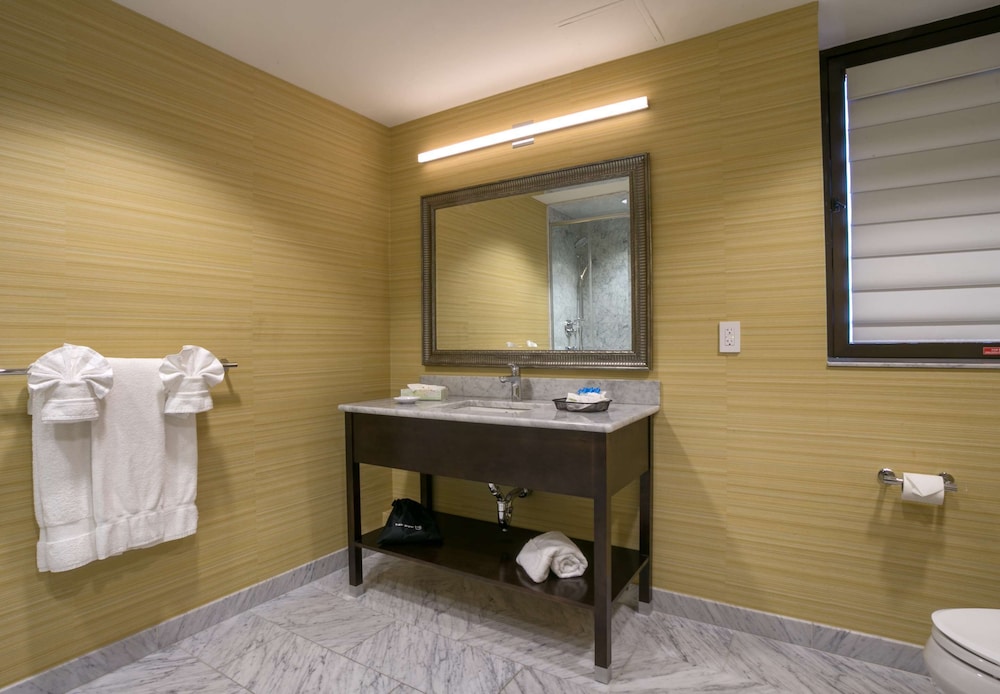 Standard Room, 1 Queen Bed, Non Smoking, Refrigerator - Photo 2