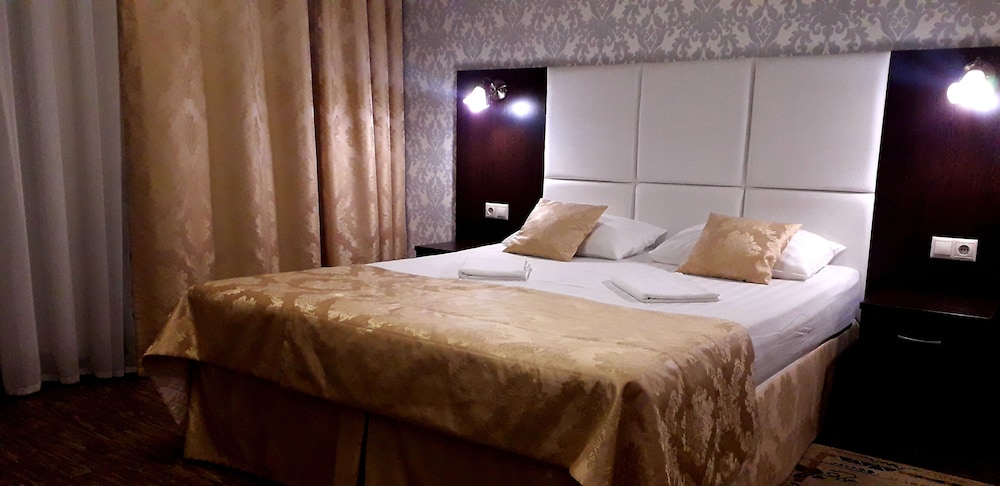 Exclusive Triple Room, 1 King Bed with Sofa bed, Non Smoking, Mountain View