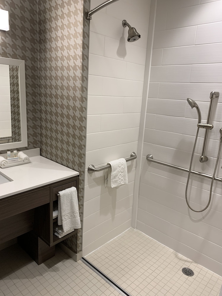Studio, 2 Queen Beds, Accessible (Mobility & Hearing, Roll-in Shower) - Photo 3