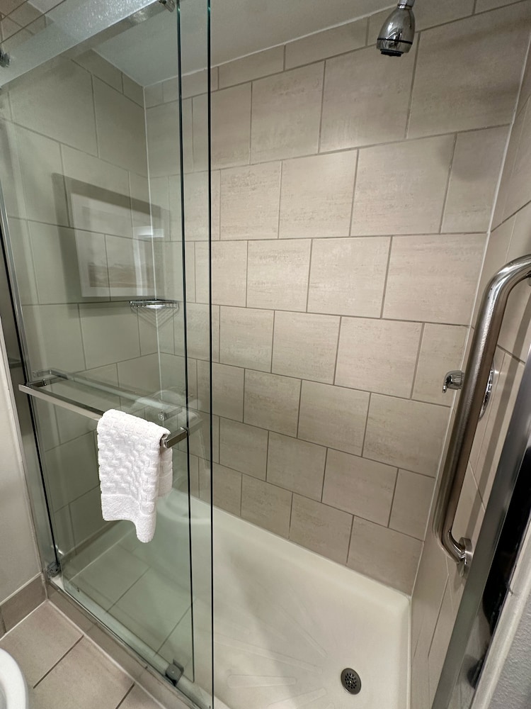Standard Room, 1 Queen Bed, Balcony, Pool View (Shower Only)