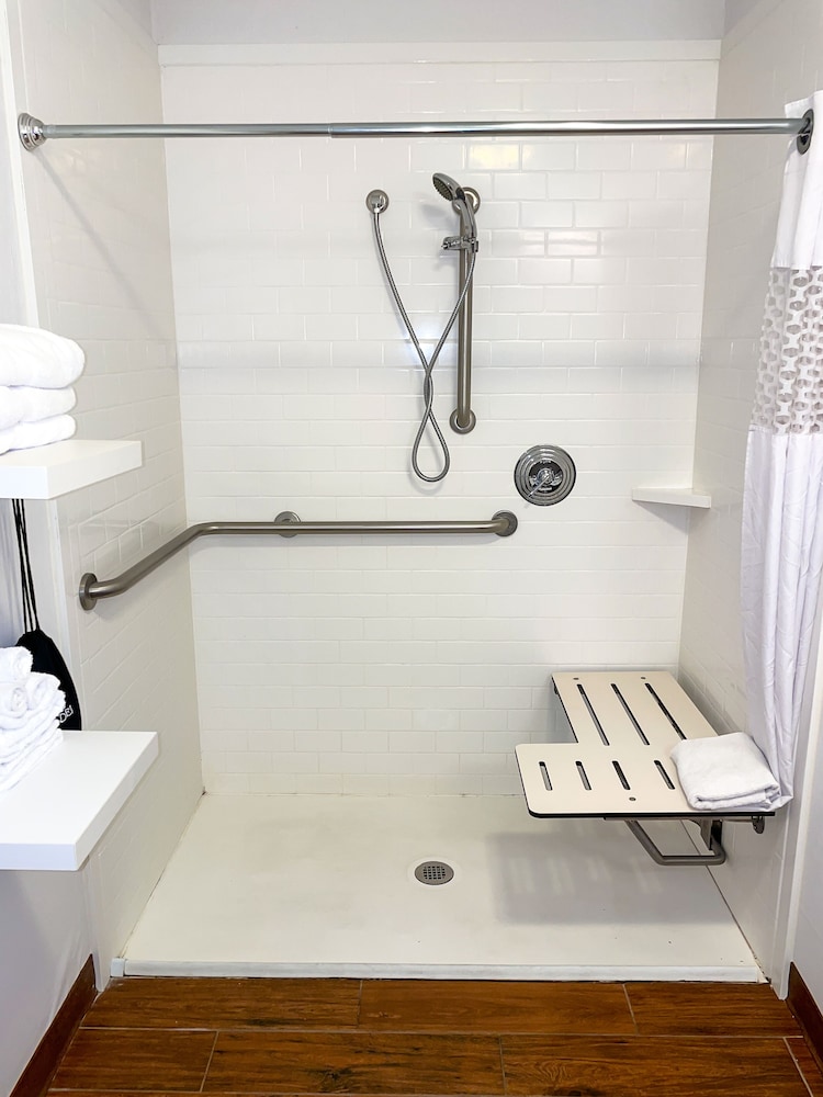 Studio, 1 King Bed, Accessible (Roll-In Shower) - Photo 2
