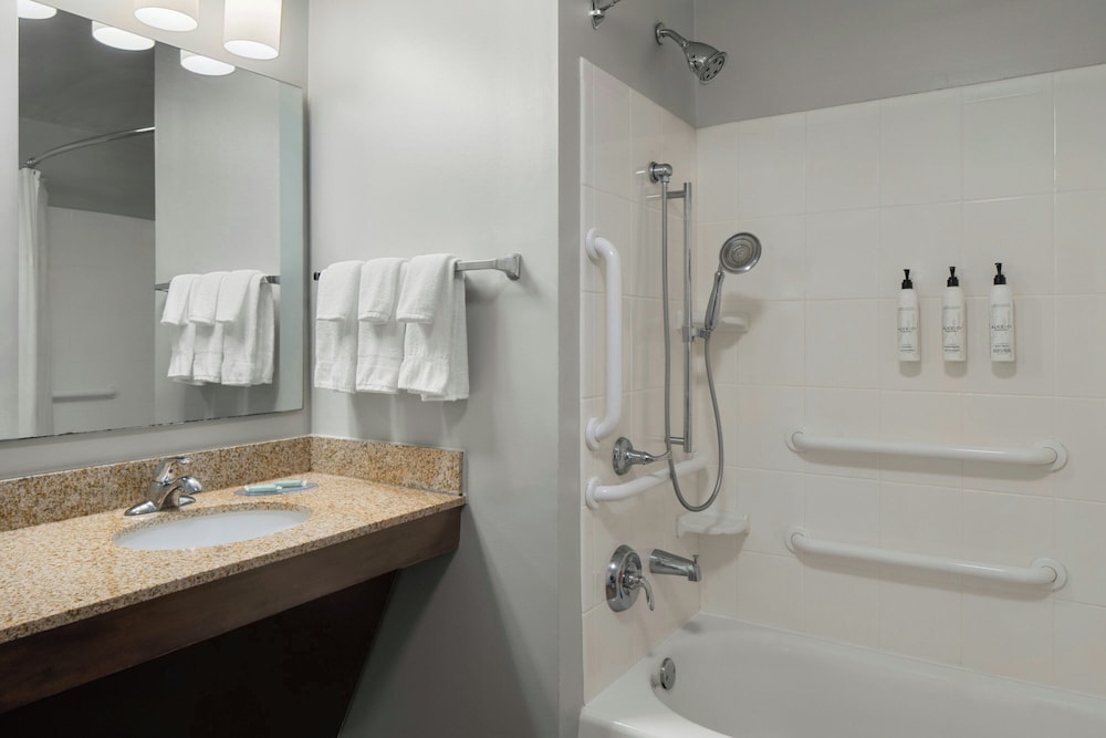 Suite, 2 Bedrooms (Mobility Accessible, Tub) photo 1