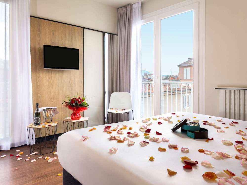 Deluxe Room, Multiple Beds (renovated) - Photo 3