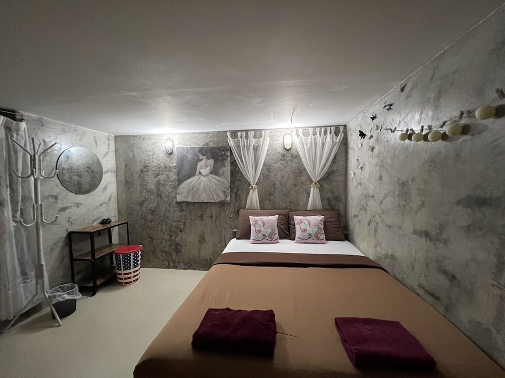 Deluxe Room, 1 Queen Bed - Photo 21