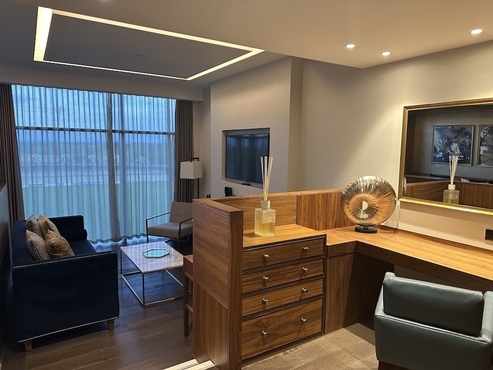 Large Suite Pitch View - Photo 8