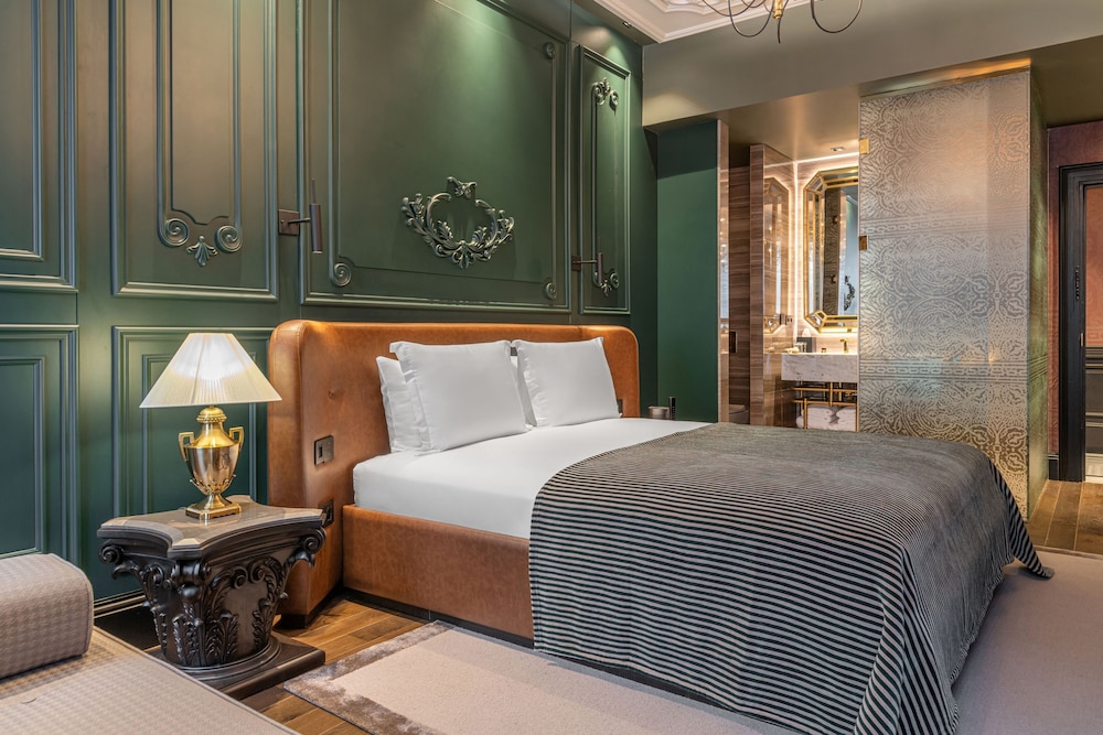 Grand Room, 1 King Bed photo 2