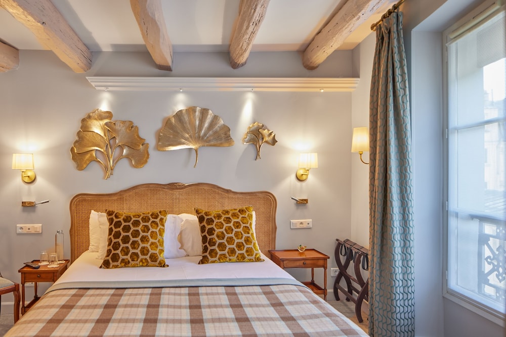 Le Relais Montmartre bedroom photo
