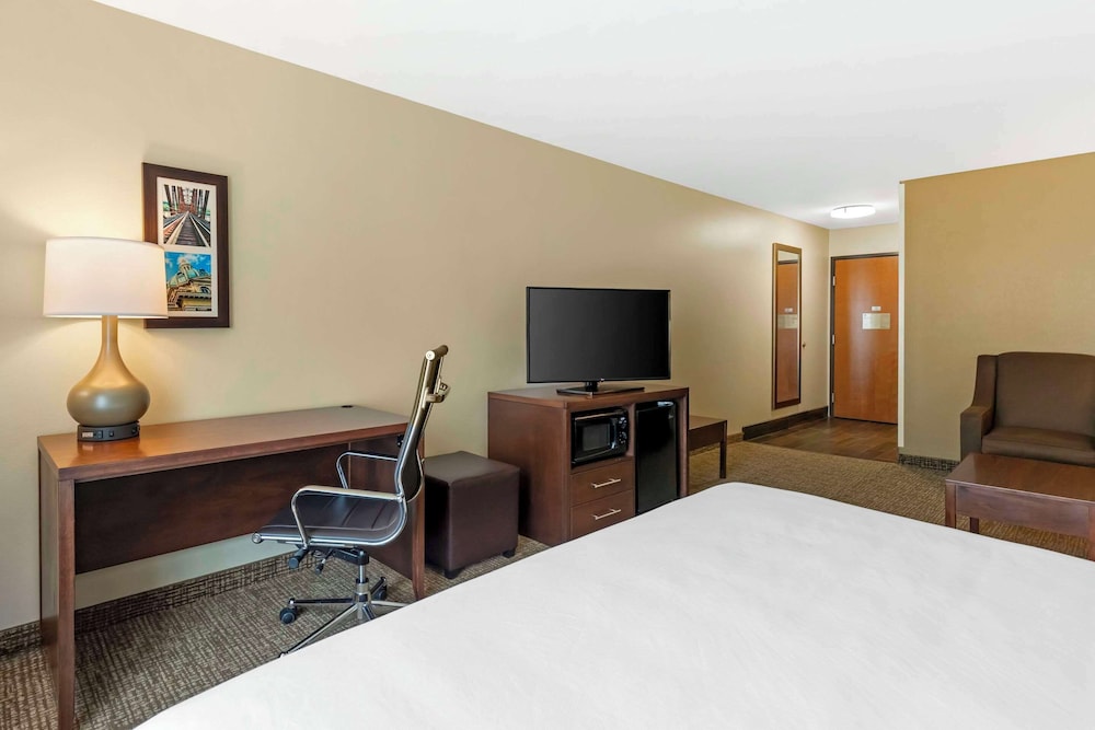 Suite, 1 King Bed with Sofa bed, Non Smoking - Photo 7