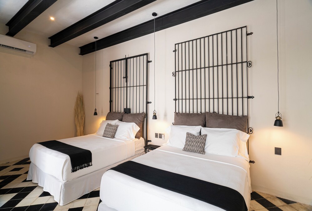 Luxury Room, 2 Queen Beds, Courtyard View, Ground Floor photo 3