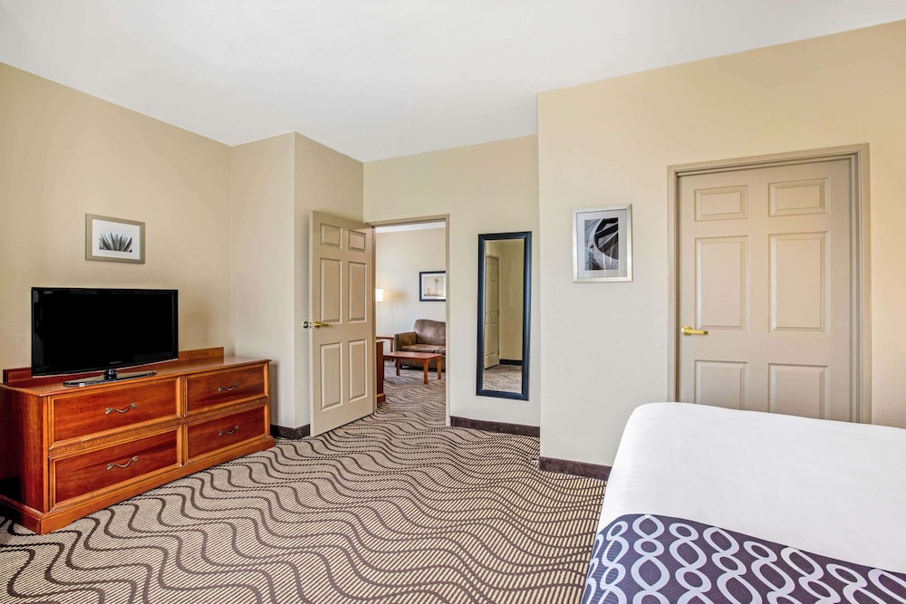 Suite, 1 King Bed, Non Smoking - Photo 2