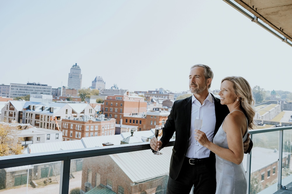 Room Horizon with Kind bed, balcony with Old Quebec view - Photo 3