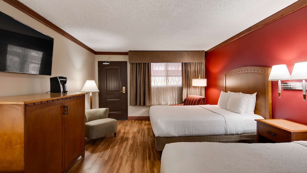 Standard Room, 2 Queen Beds, Non Smoking, Refrigerator & Microwave photo 3