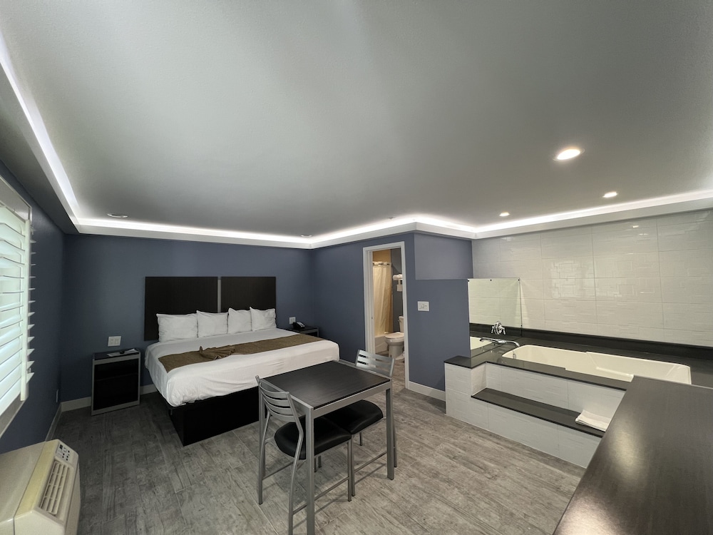 Deluxe Room, 1 King Bed, Non Smoking, Jetted Tub