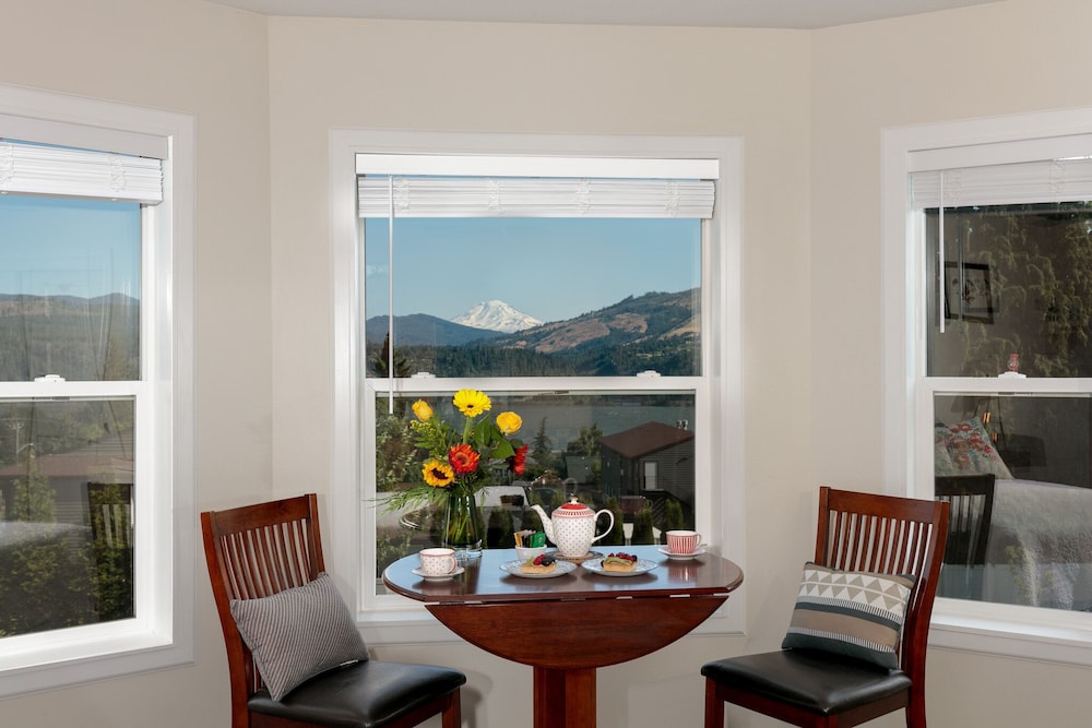 Superior Room, 1 Queen Bed, Mountain View, Garden Area photo 2
