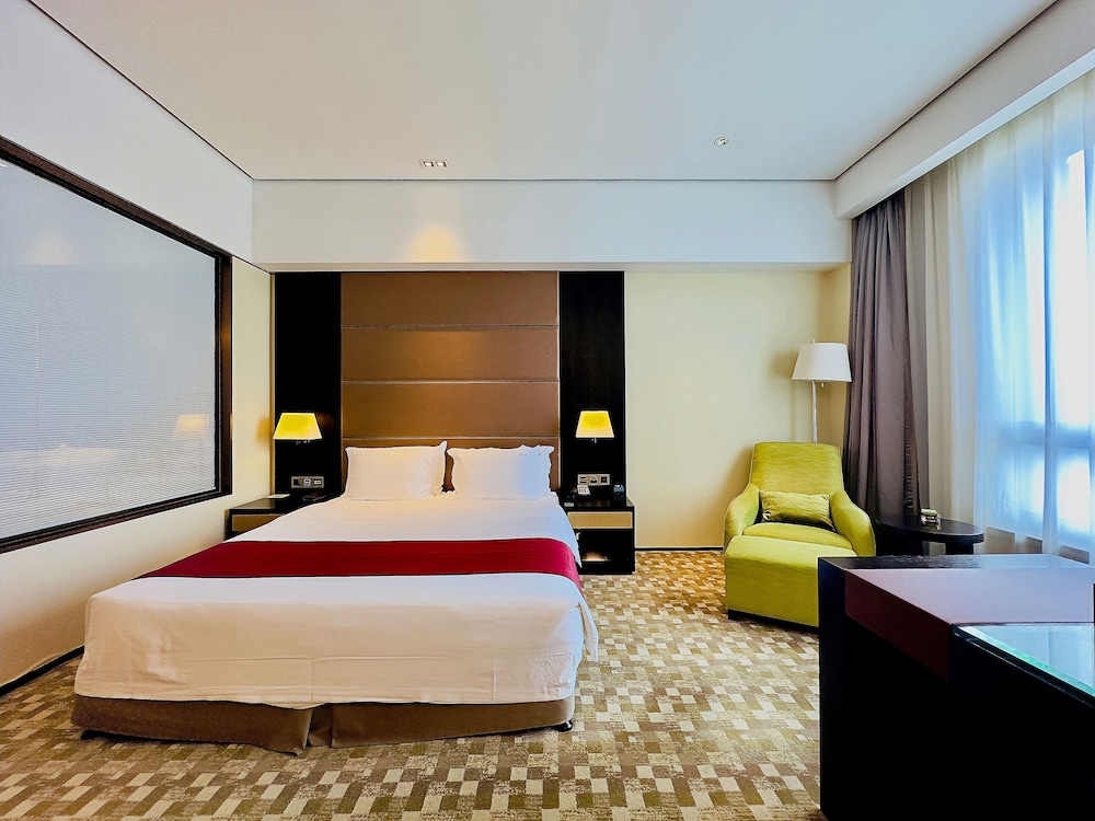 Premium Room, 1 King Bed, Smoking, Club Lounge Access (High Floor) - Photo 3