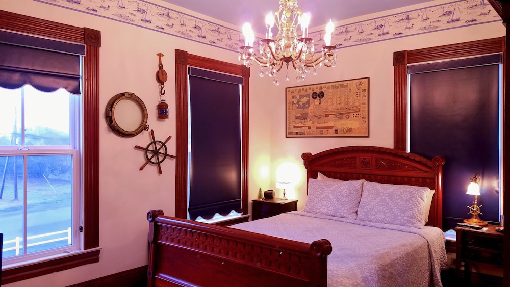 Classic Room, 1 Queen Bed, Fireplace, Garden View