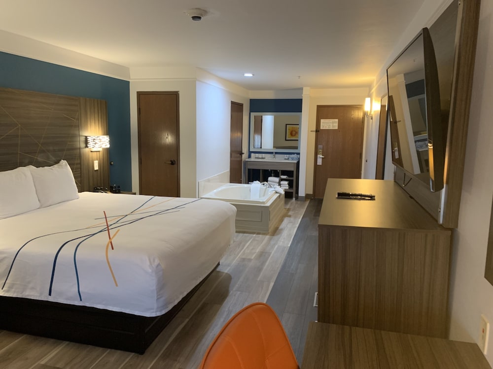 Deluxe Suite, 1 King Bed, Non Smoking - Photo 2