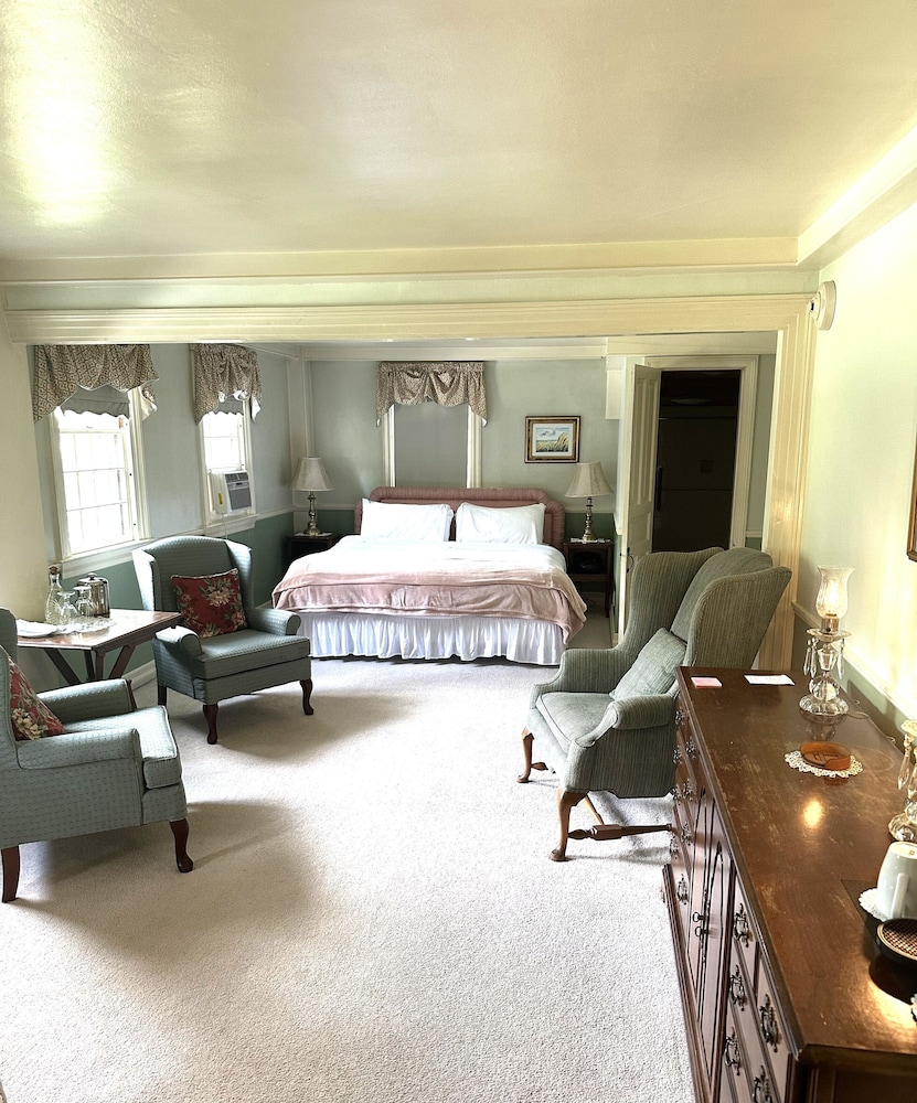 Deluxe King Fireplace (No Pets / Space For One Cot) photo 3