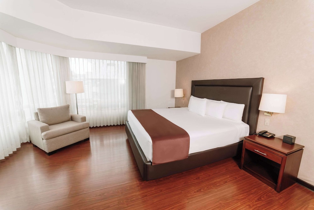Suite, 1 King Bed, Non Smoking (VIP Floor) - Photo 1