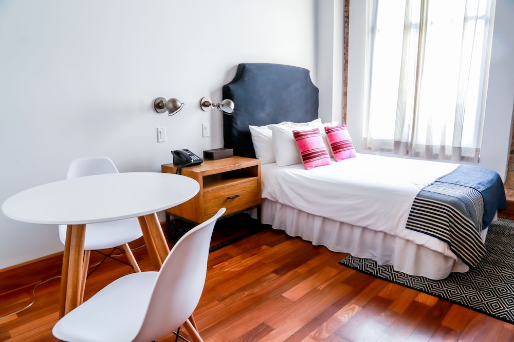 Standard Studio, 1 Queen Bed photo 2