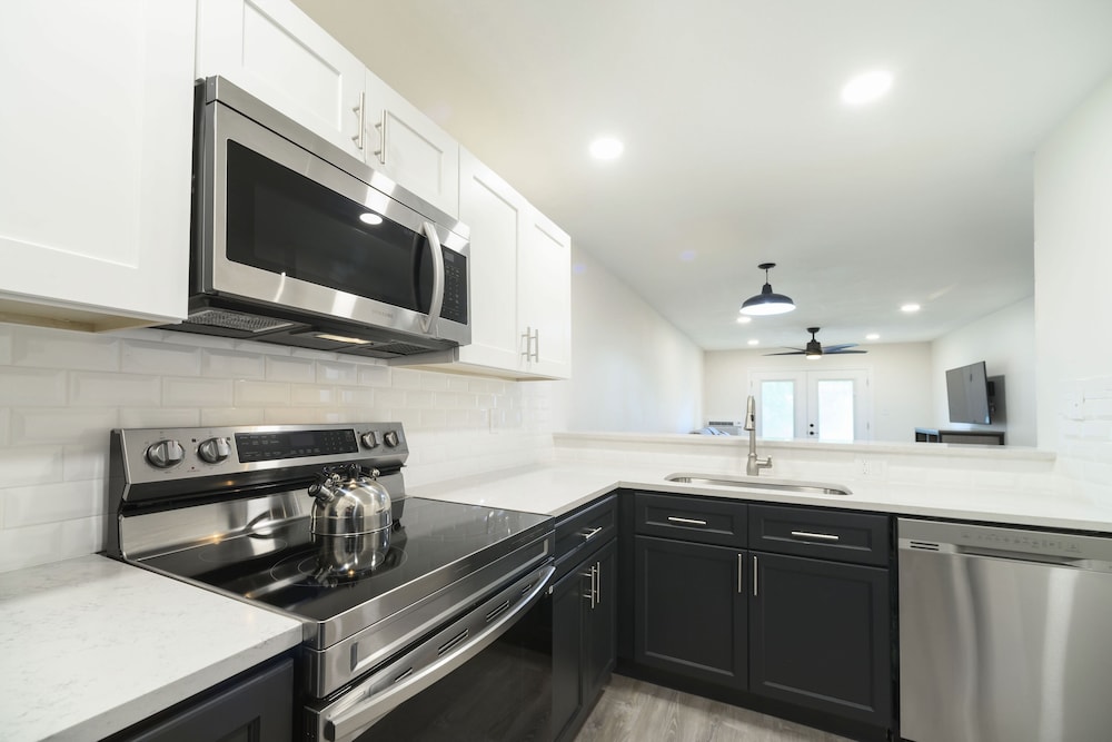 Suite, 2 Bedrooms - Photo 10