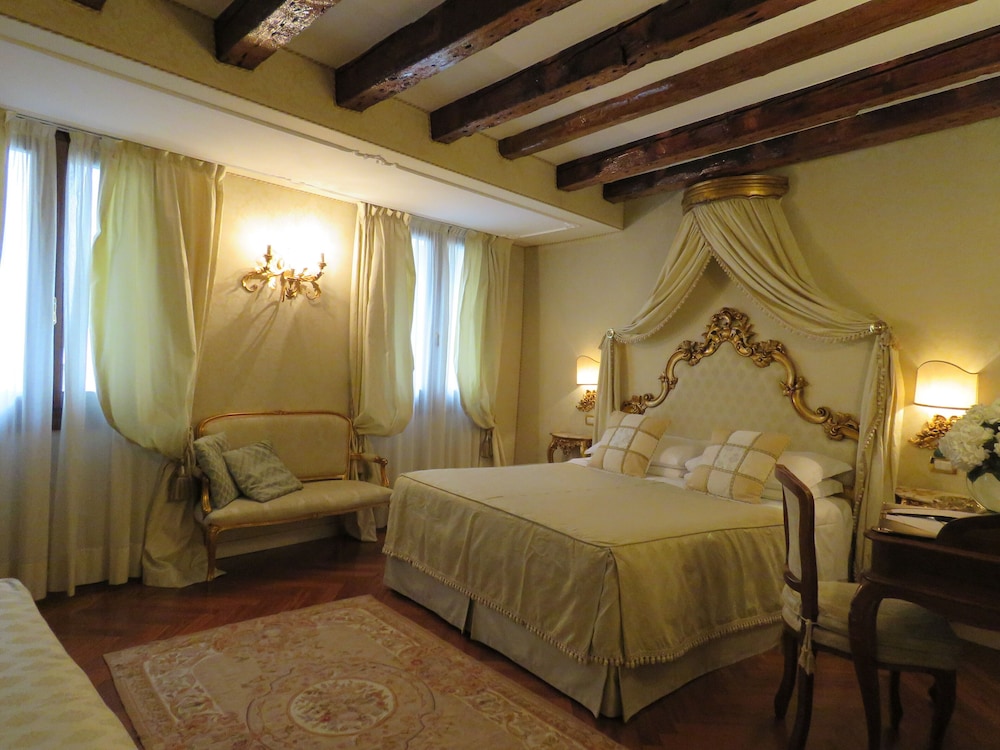 Room (Small Initiale) thumbnail 6