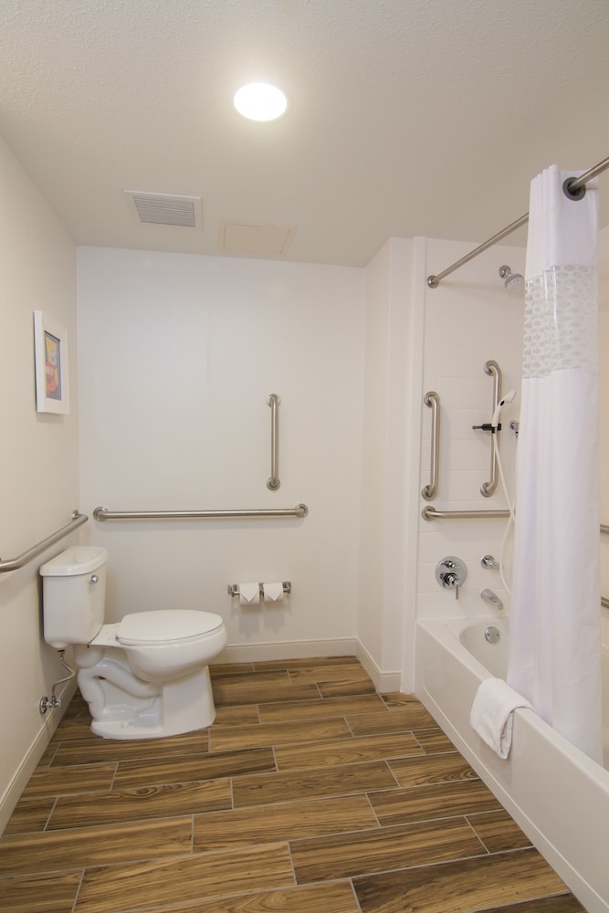 Room, 2 Queen Beds, Accessible, Bathtub