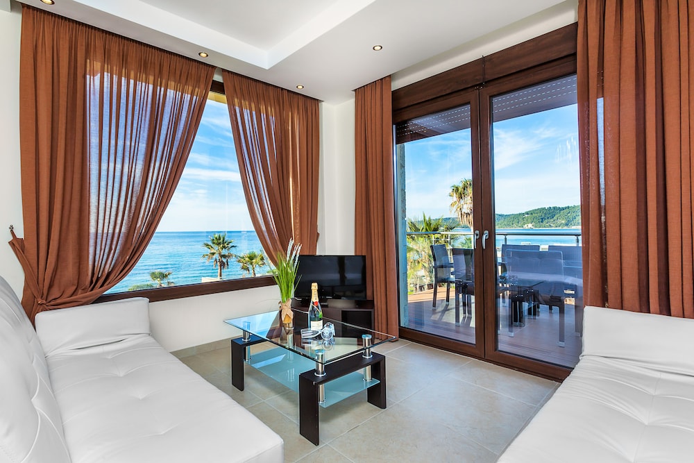 Family Suite 2-Bedroom Sea View photo 2