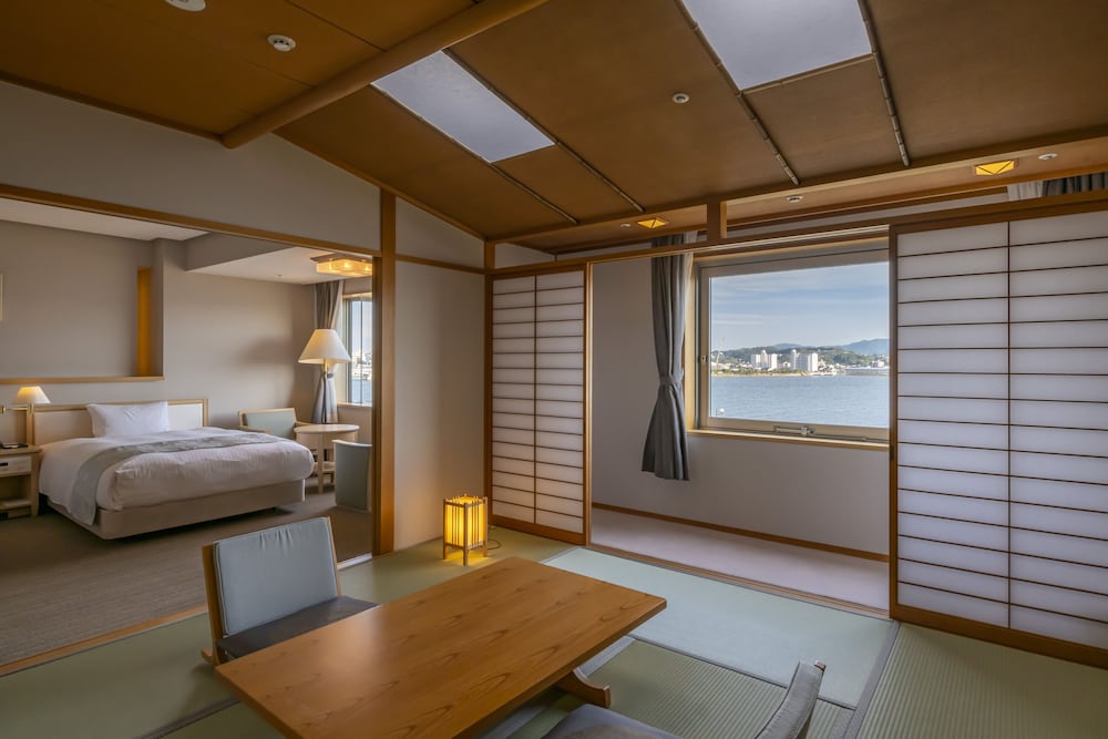 Grand Room, Non Smoking, Lake View photo 2