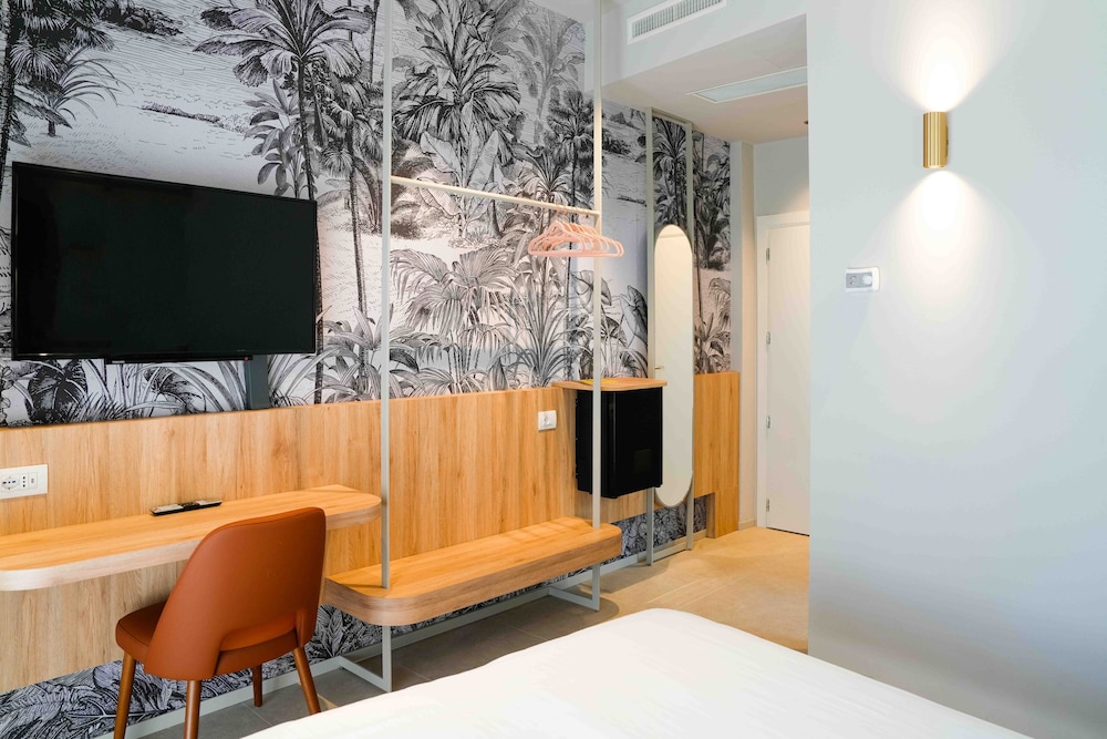 Design Triple Room, Multiple Beds, Non Smoking, Balcony photo 2